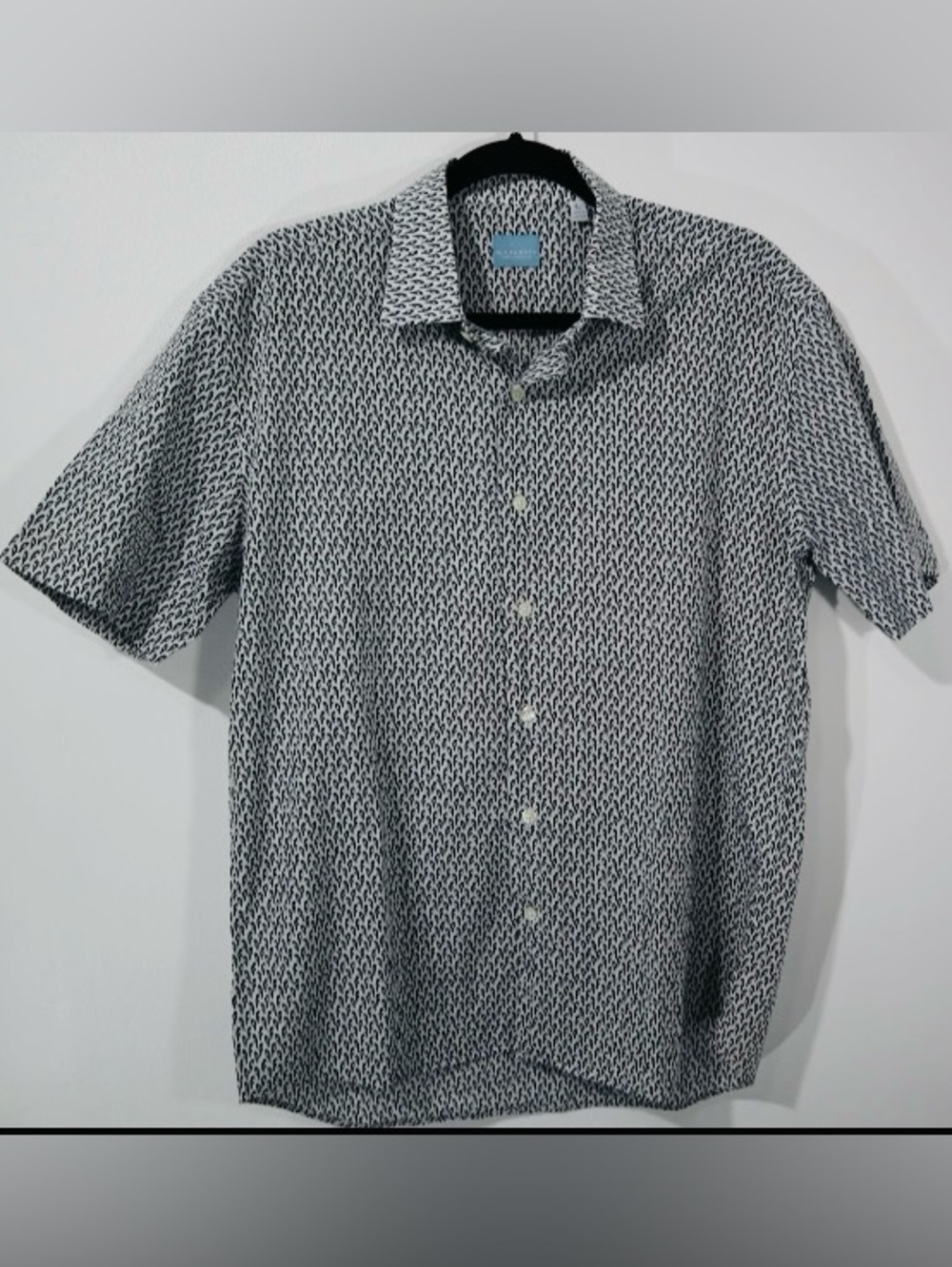Casual Short-Sleeve Button-Down Shirt in Black & White